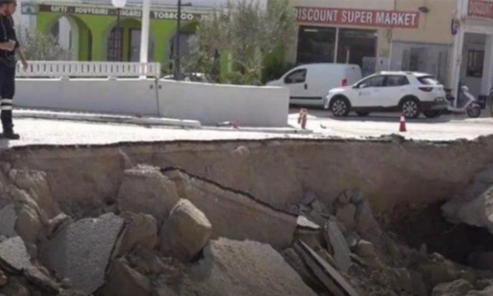 Τρύπα άνοιξε σε δρόμο στη Σαντορίνη - Άμεση παρέμβαση του Δήμου